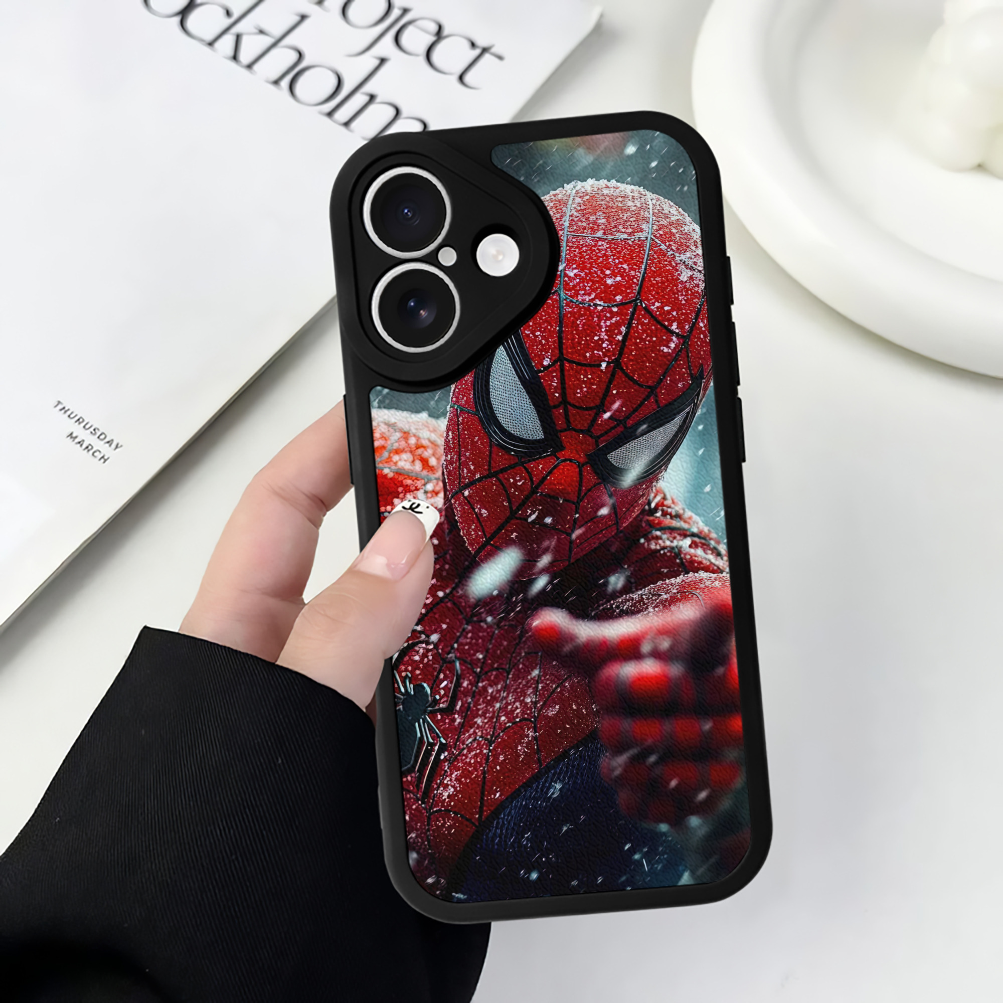 （画像用） Spider Man スパイダーマン 【iPhone 16シリーズ対応】シリコンスマホケース（レザー調） 材質：シリコン